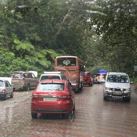 Traffic jam between Kodaikanal and Perumalmalai